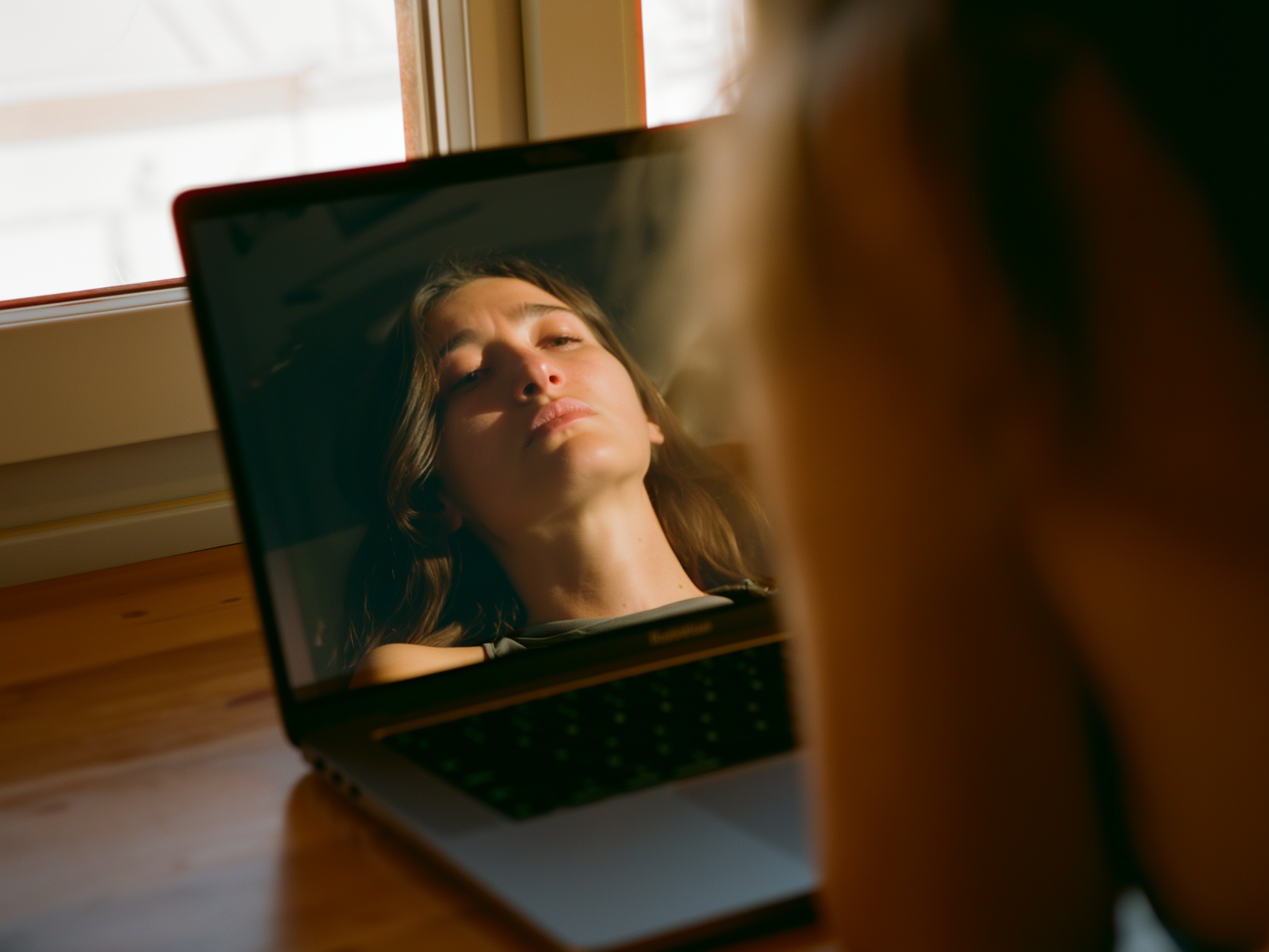 Reflejo de mujer cansada trabajando en ordenador portátil