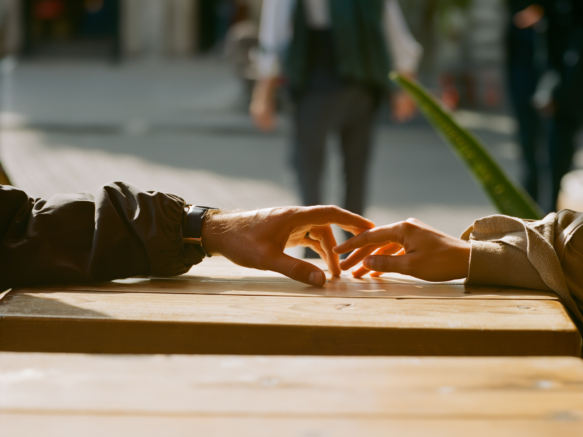 Manos alcanzándose simbolizando la reconexión y el intento de comunicación en pareja