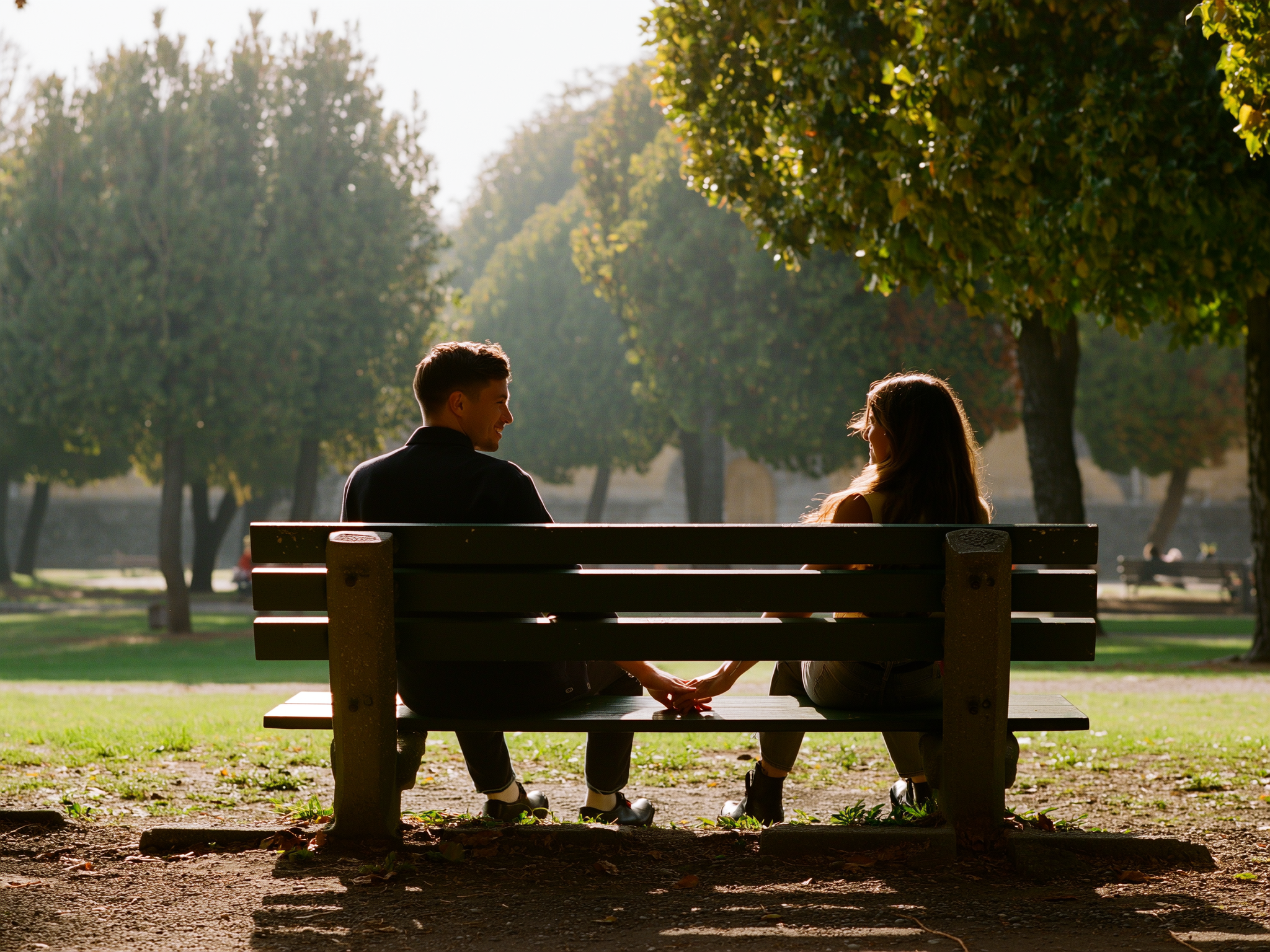 Manos entrelazadas de pareja en banco de parque simbolizando conexión saludable