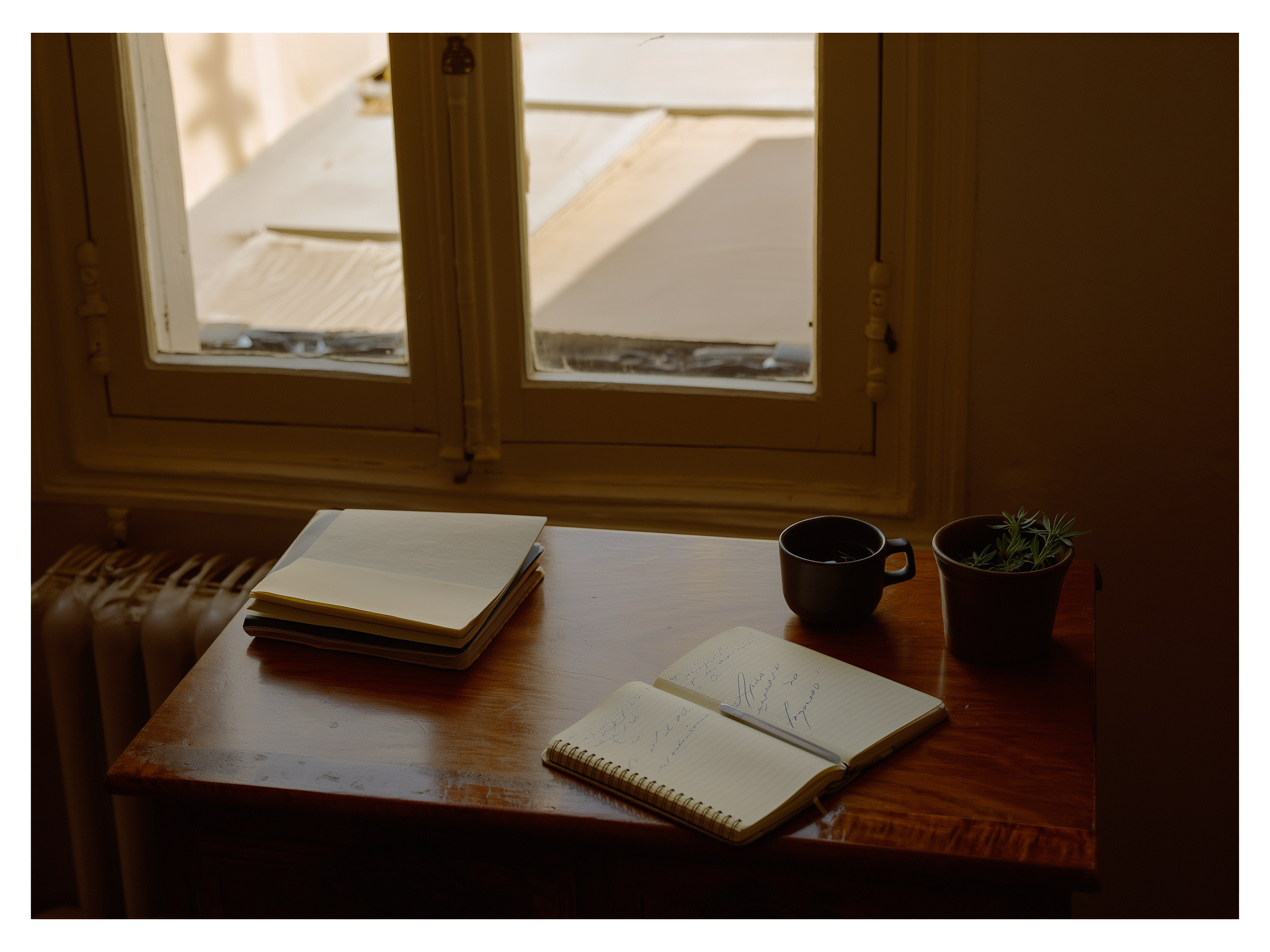 Cuaderno con notas sobre una mesa de madera con una taza de té, representando el proceso de autoconocimiento
