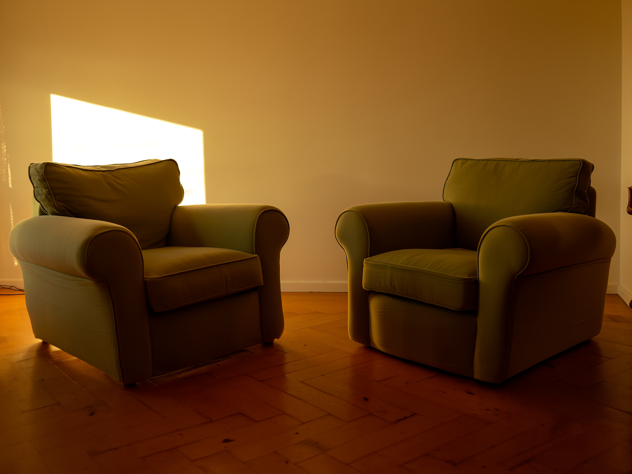 Sala de estar tranquila con dos sillones separados, simbolizando el espacio necesario para la reflexión