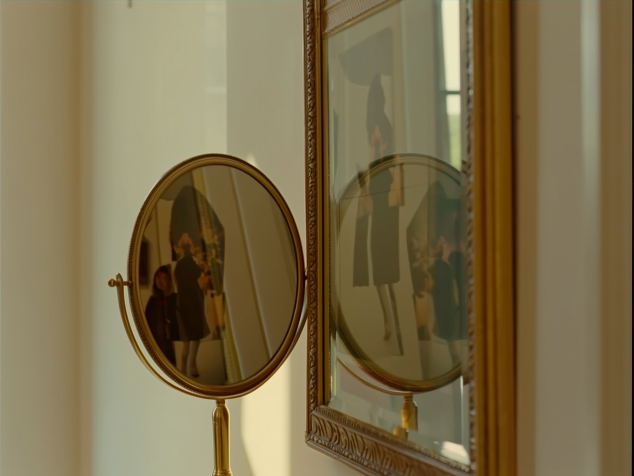 Espejo vintage reflejando conceptos de autopercepción e identidad personal