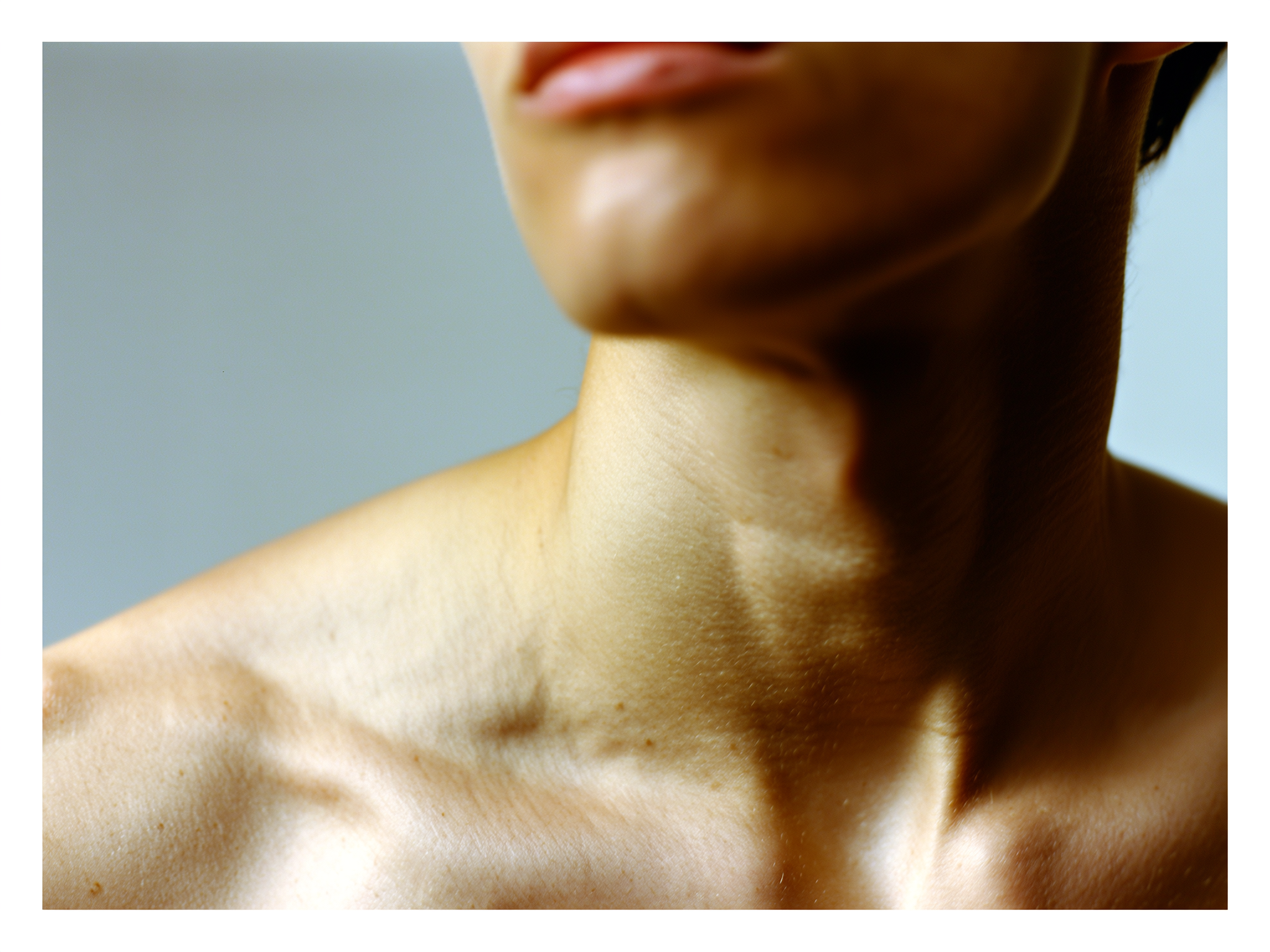 Tensión muscular sutil en cuello y hombros como señal previa de ansiedad
