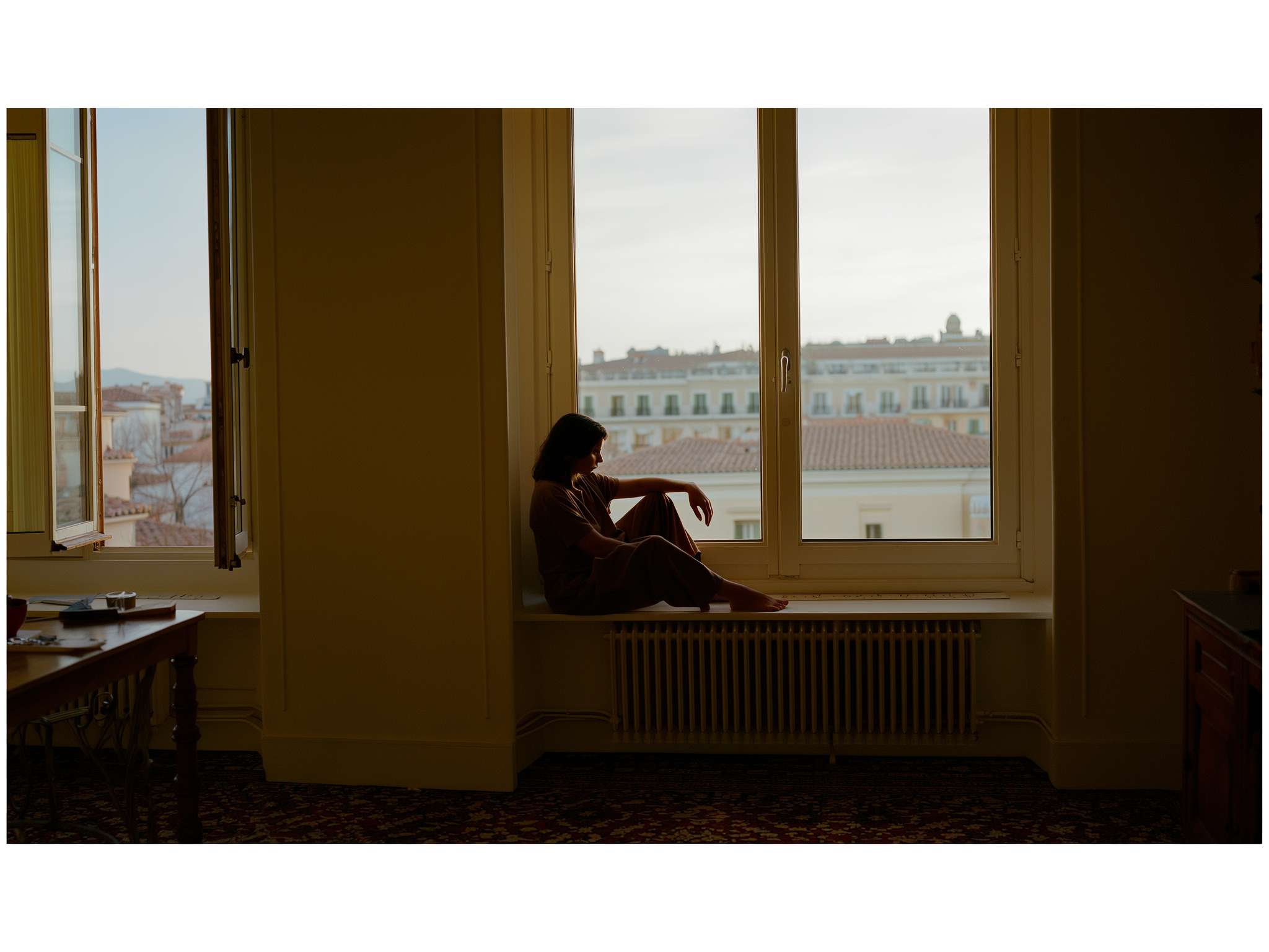 Mujer reflexiva mirando por la ventana en momento de introspección