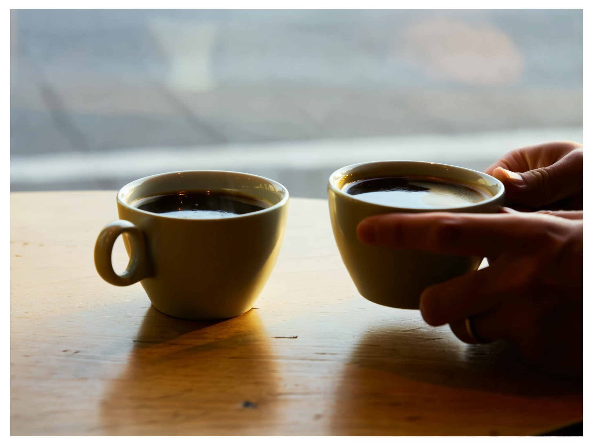 Dos tazas de café representando la dinámica de dependencia en las relaciones