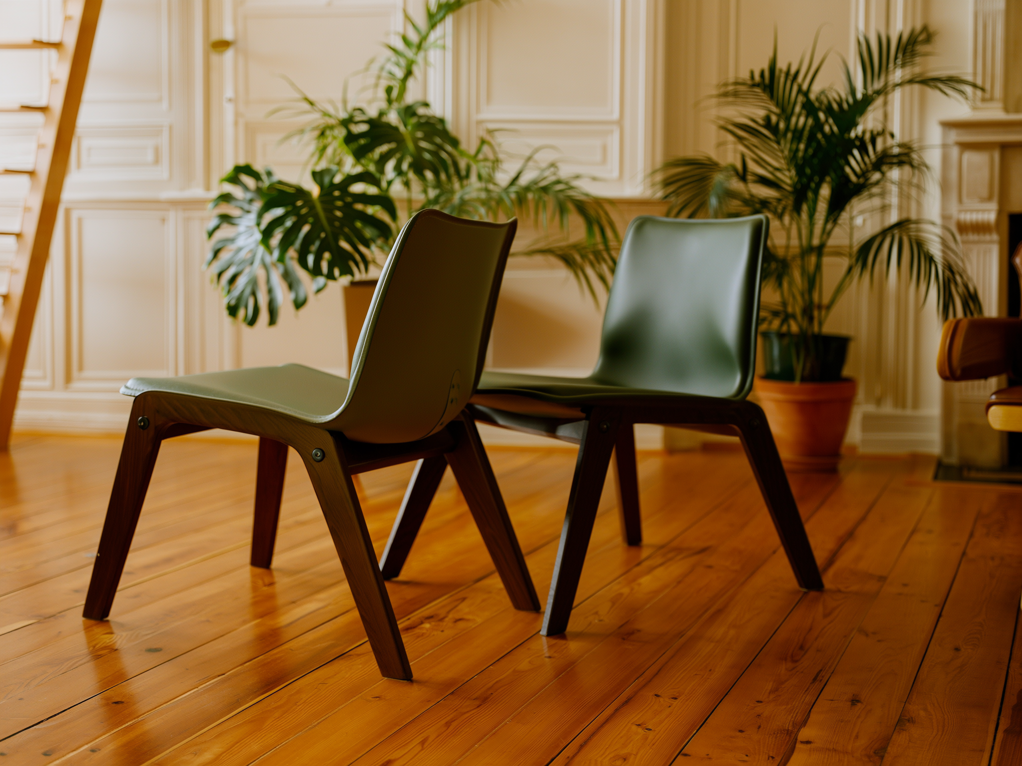 Dos sillas posicionadas para una conversación íntima en una sala luminosa y acogedora