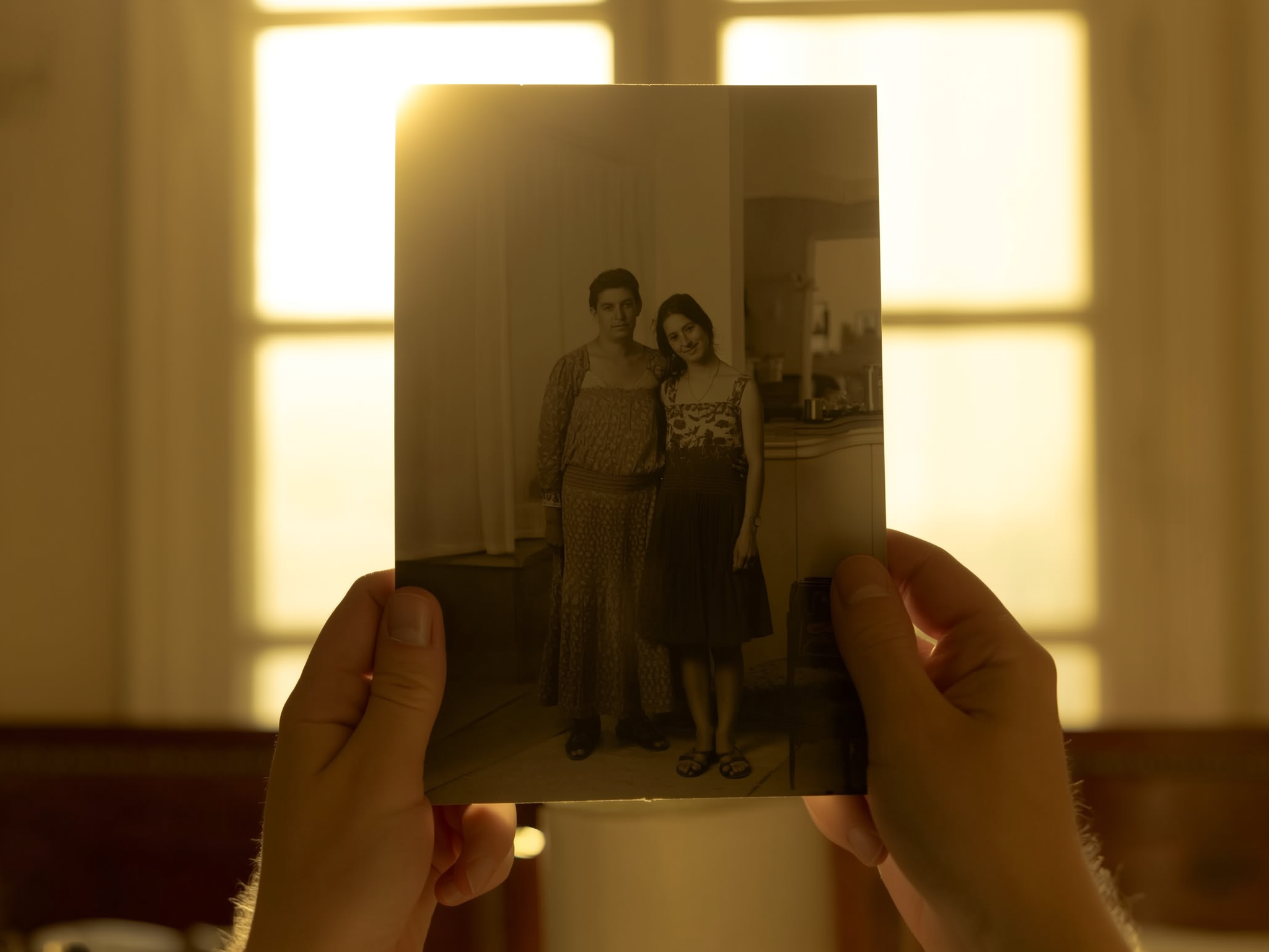 Manos sosteniendo una fotografía familiar, simbolizando la reflexión sobre el tiempo pasado