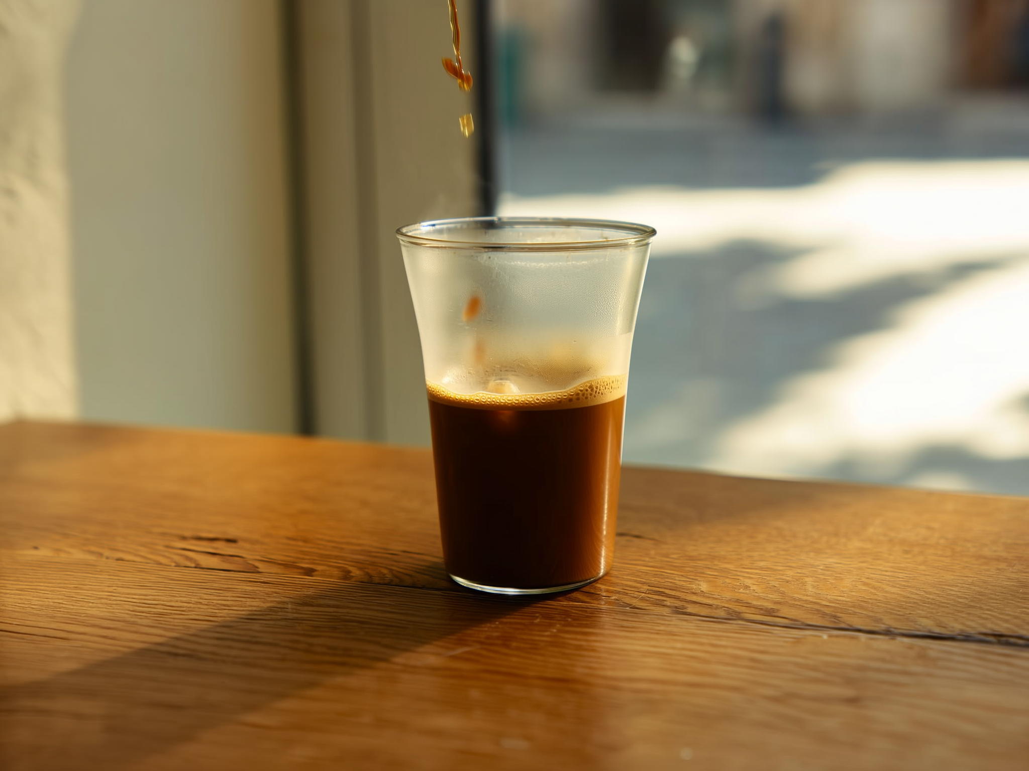 Taza de café intacta sobre mesa de madera con luz natural