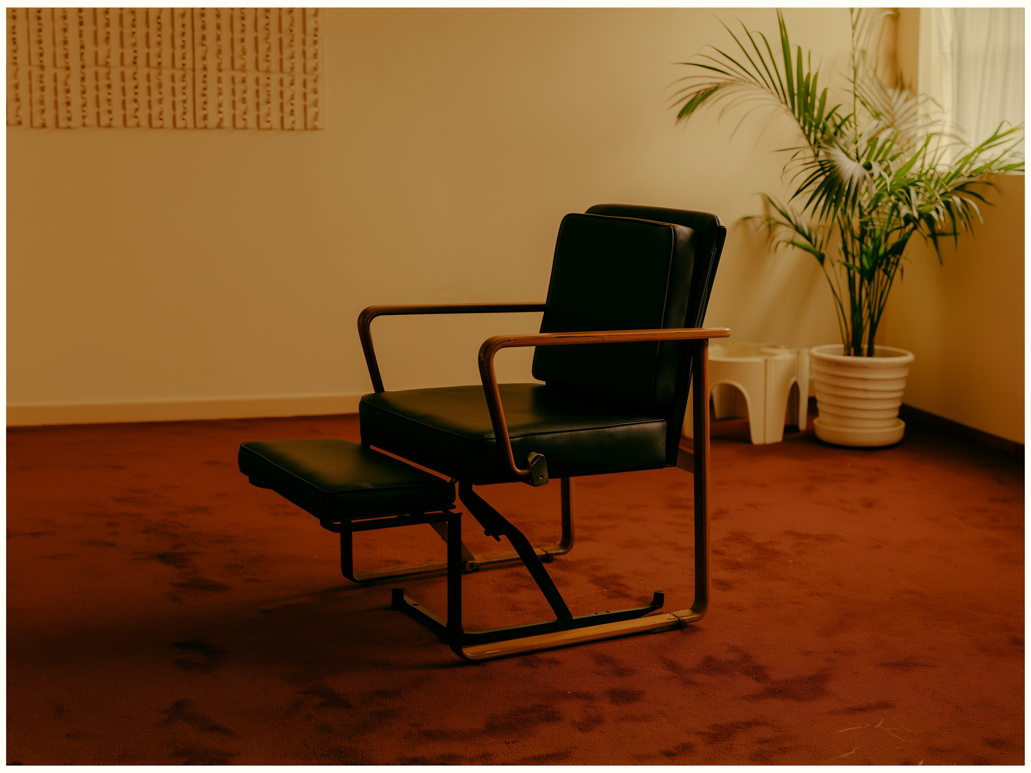 Sala de terapia acogedora con silla vacía, simbolizando la ayuda profesional disponible para la depresión funcional
