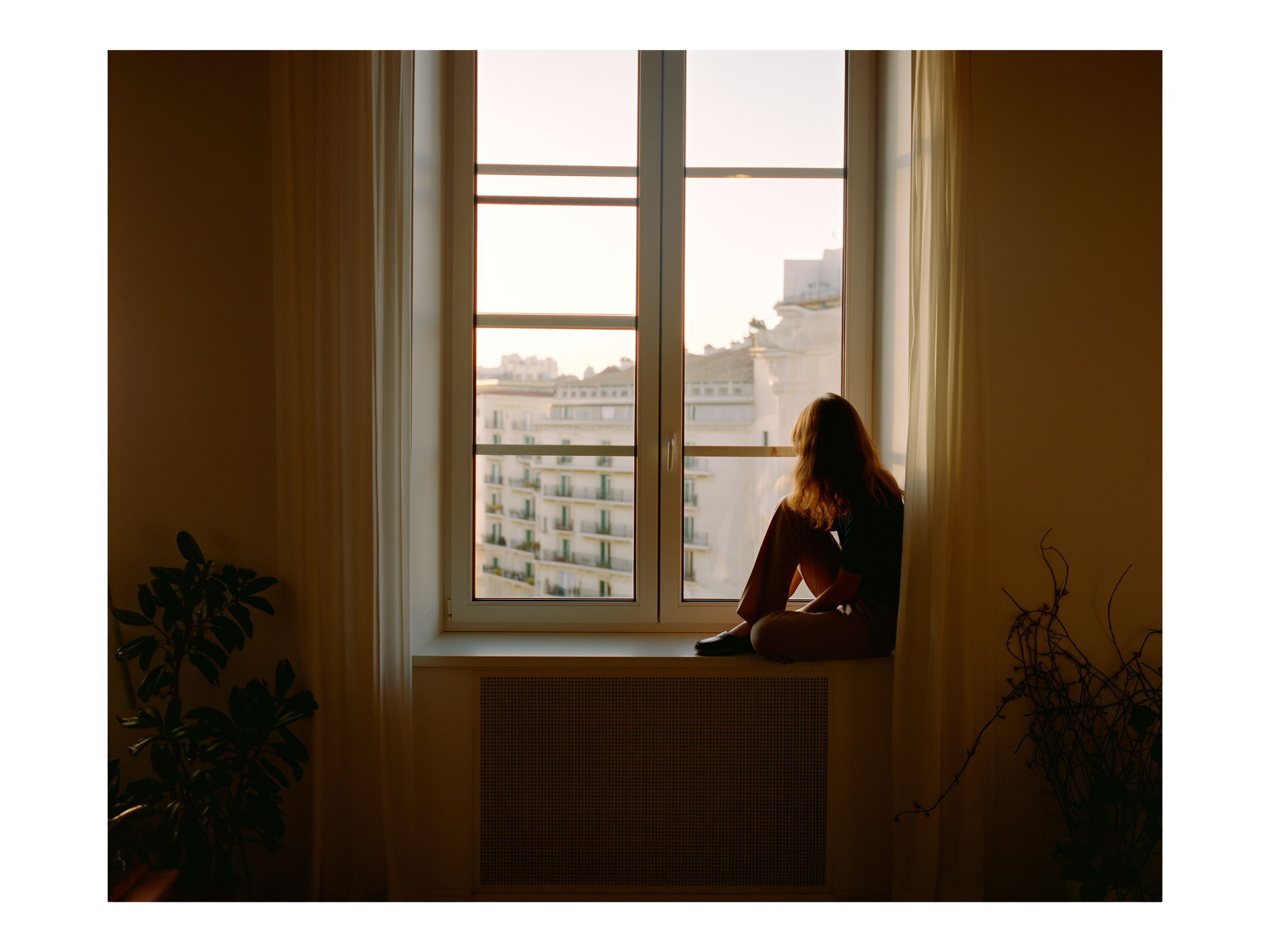 Persona reflexionando junto a la ventana en ambiente sereno y luminoso