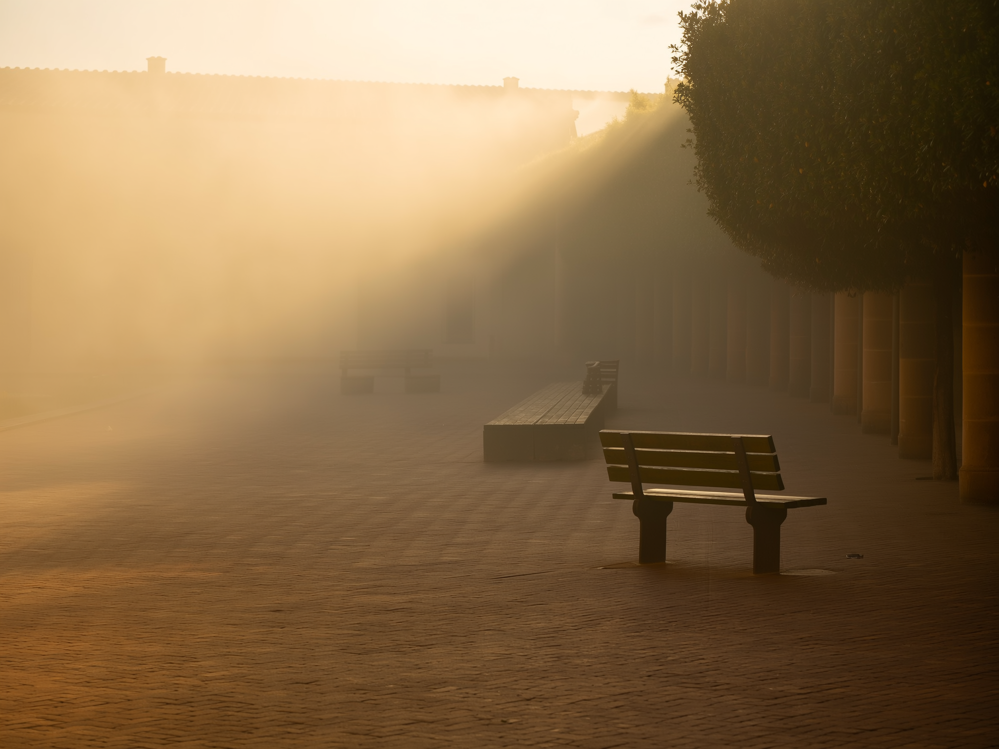Patio europeo silencioso con banco vacío, evocando momentos de soledad reflexiva