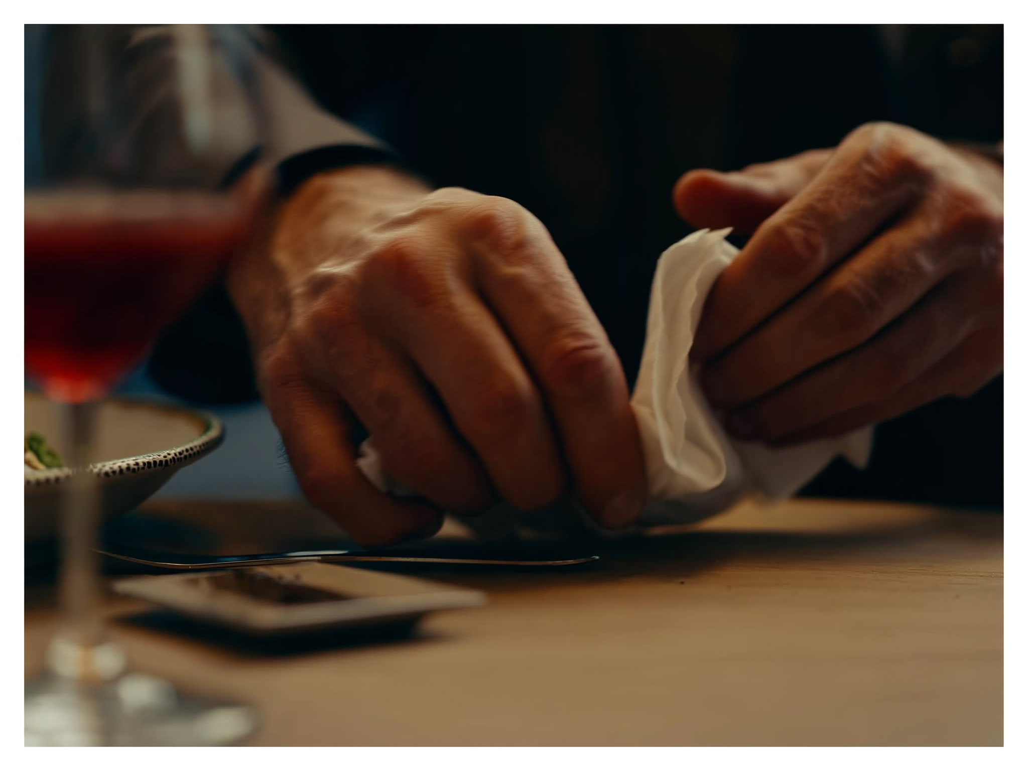 Manos nerviosas sobre una mesa de restaurante mostrando ansiedad