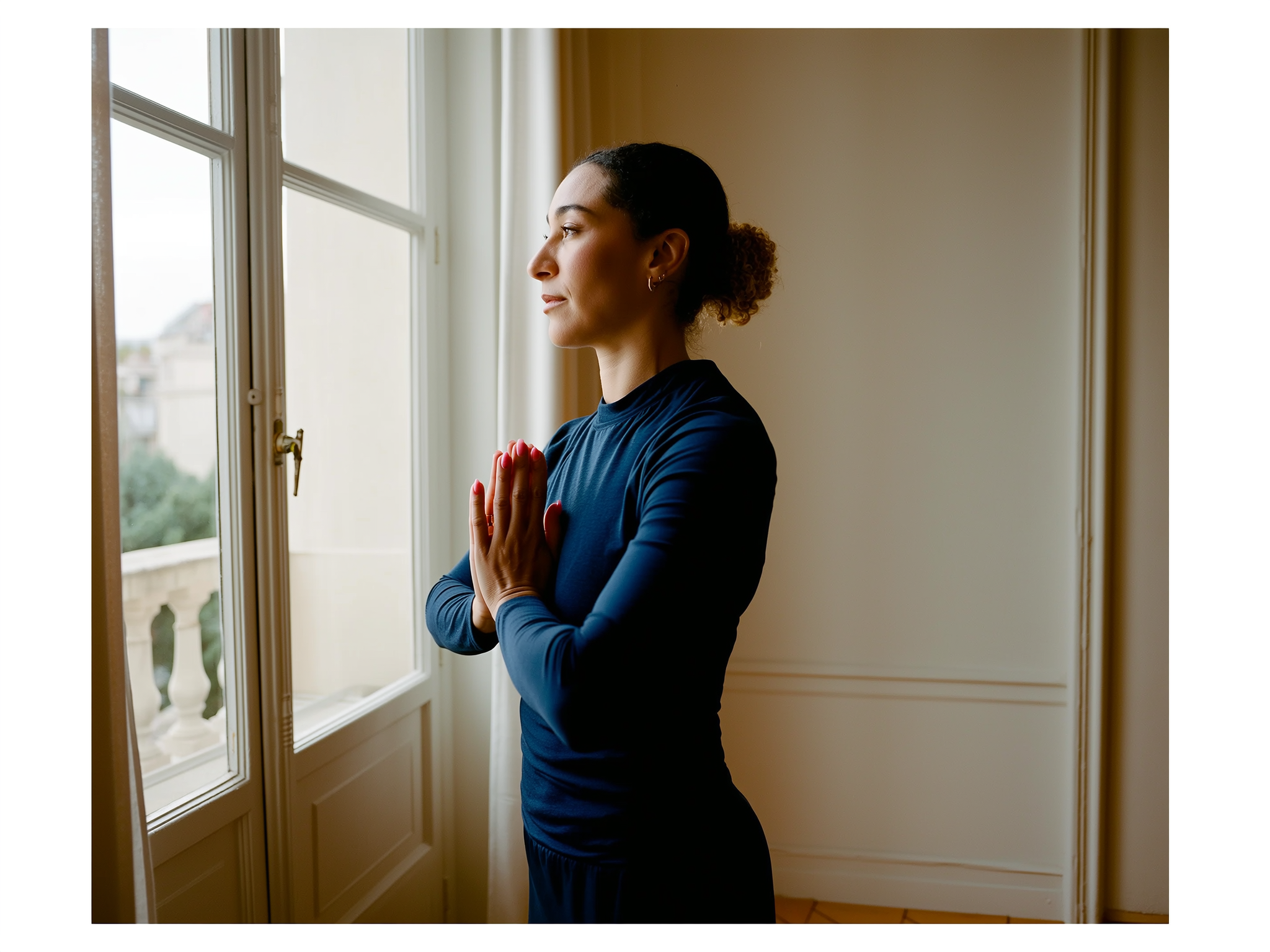 Mujer practicando ejercicios de respiración en ambiente tranquilo