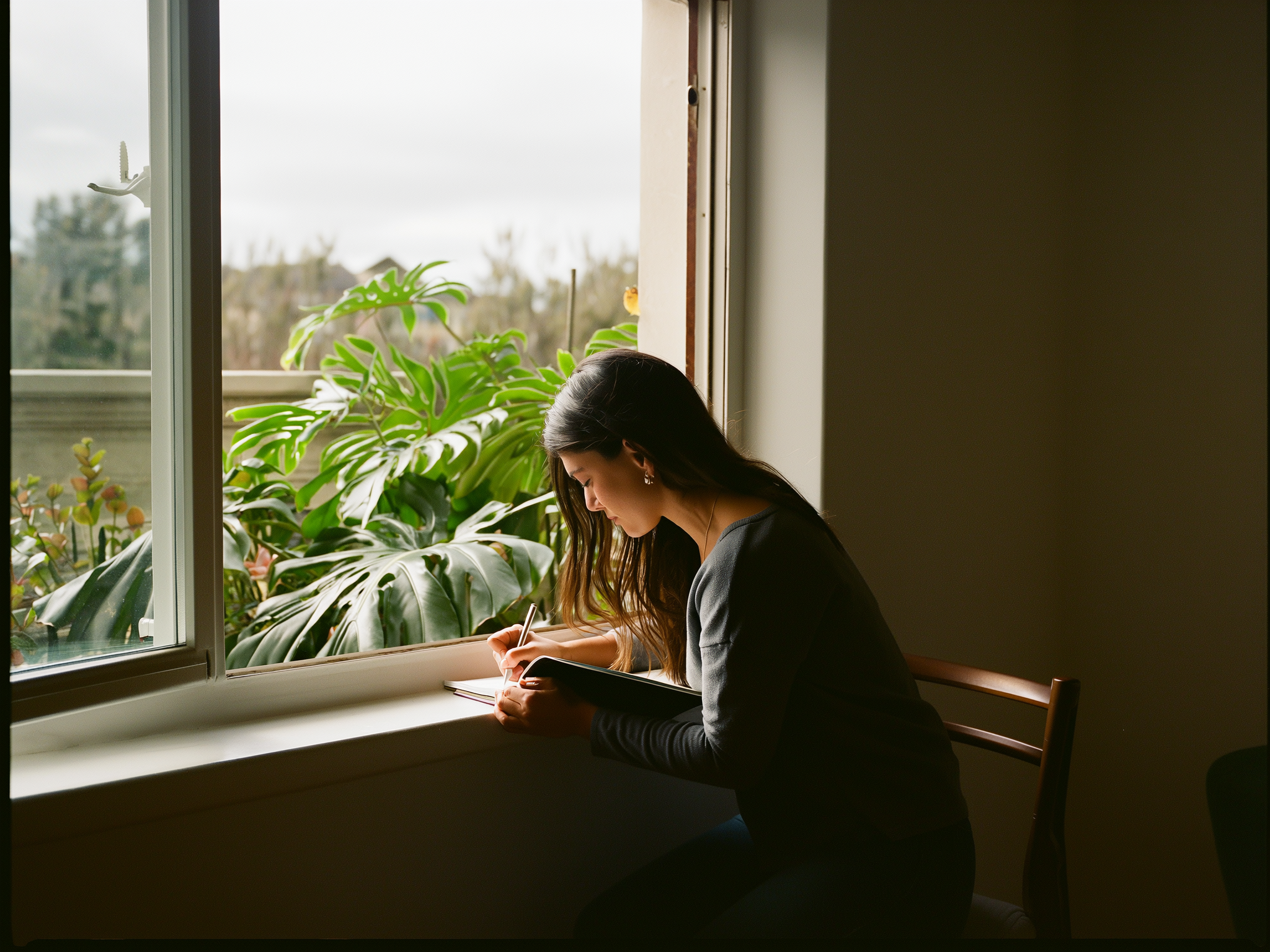 Mujer escribiendo en un diario como parte del proceso de sanación emocional