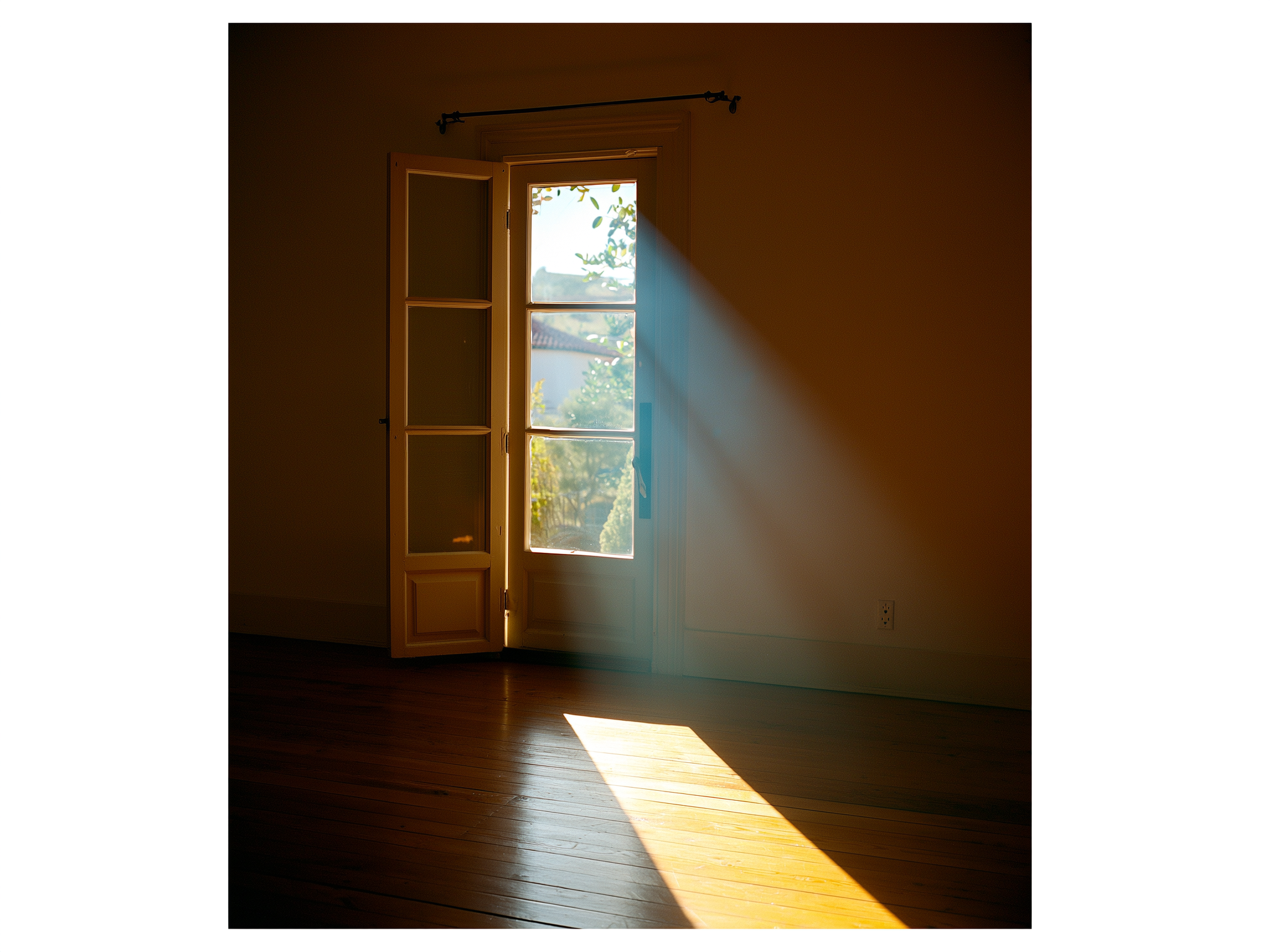 Mujer mirando hacia la puerta de entrada con luz natural filtrándose por la ventana