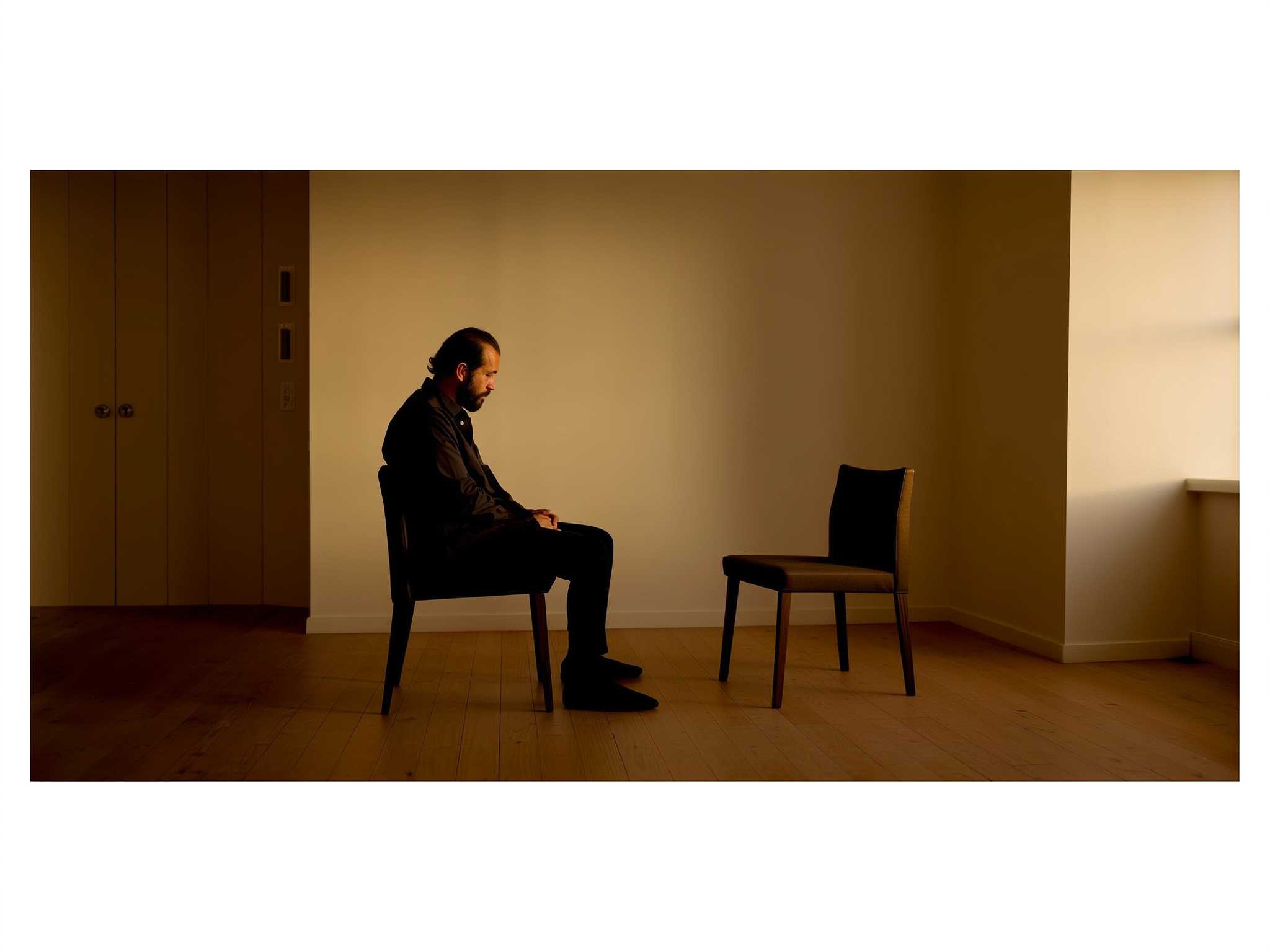 Hombre adulto abrazando a su versión infantil en un momento de sanación emocional
