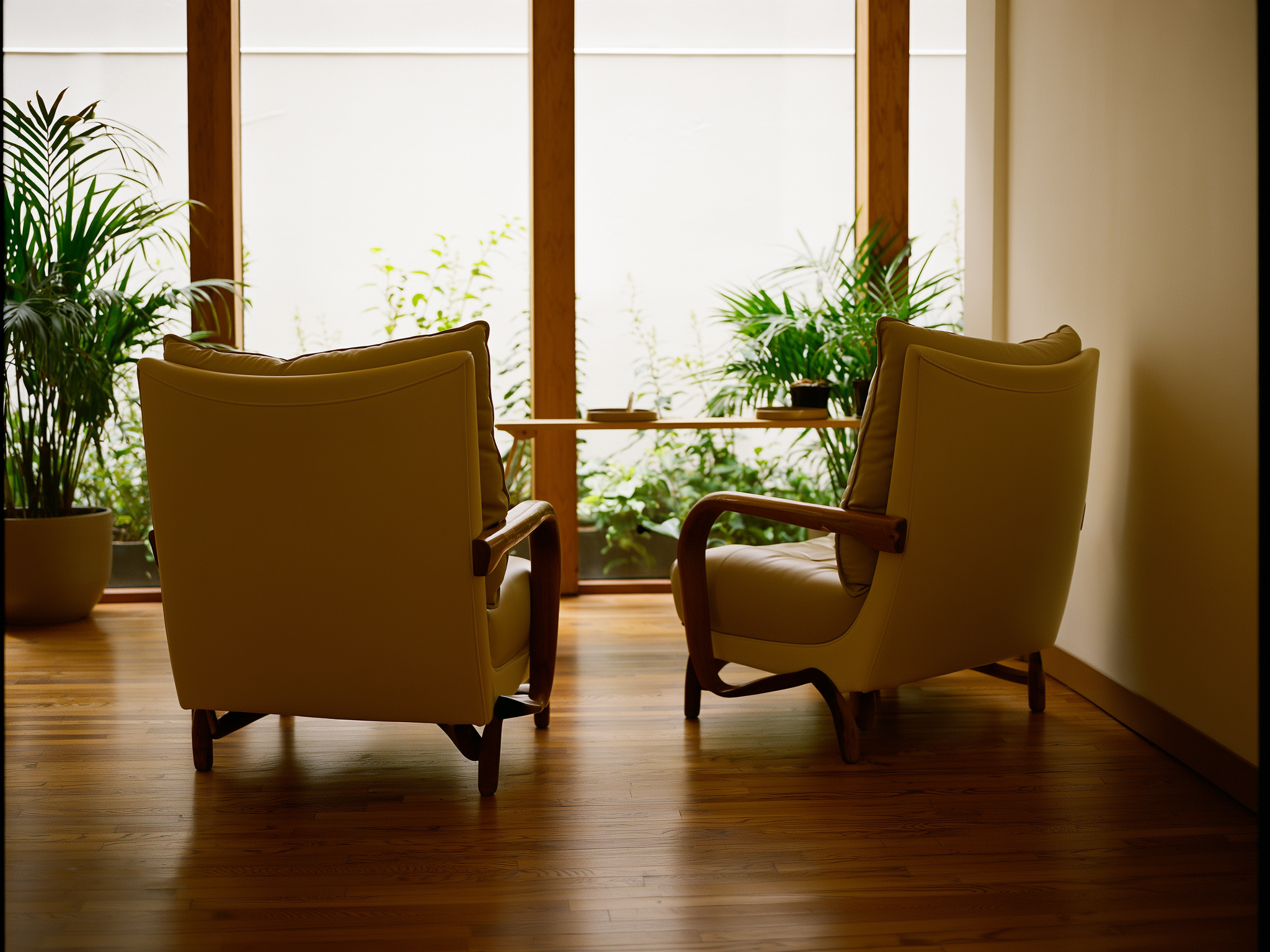 Consulta de terapia con sillones cómodos y ambiente acogedor