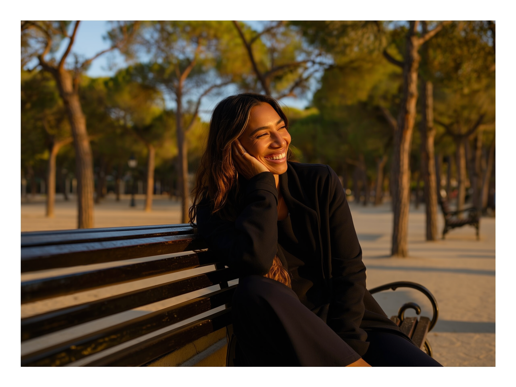 Mujer relajada y sonriente en un parque durante la hora dorada