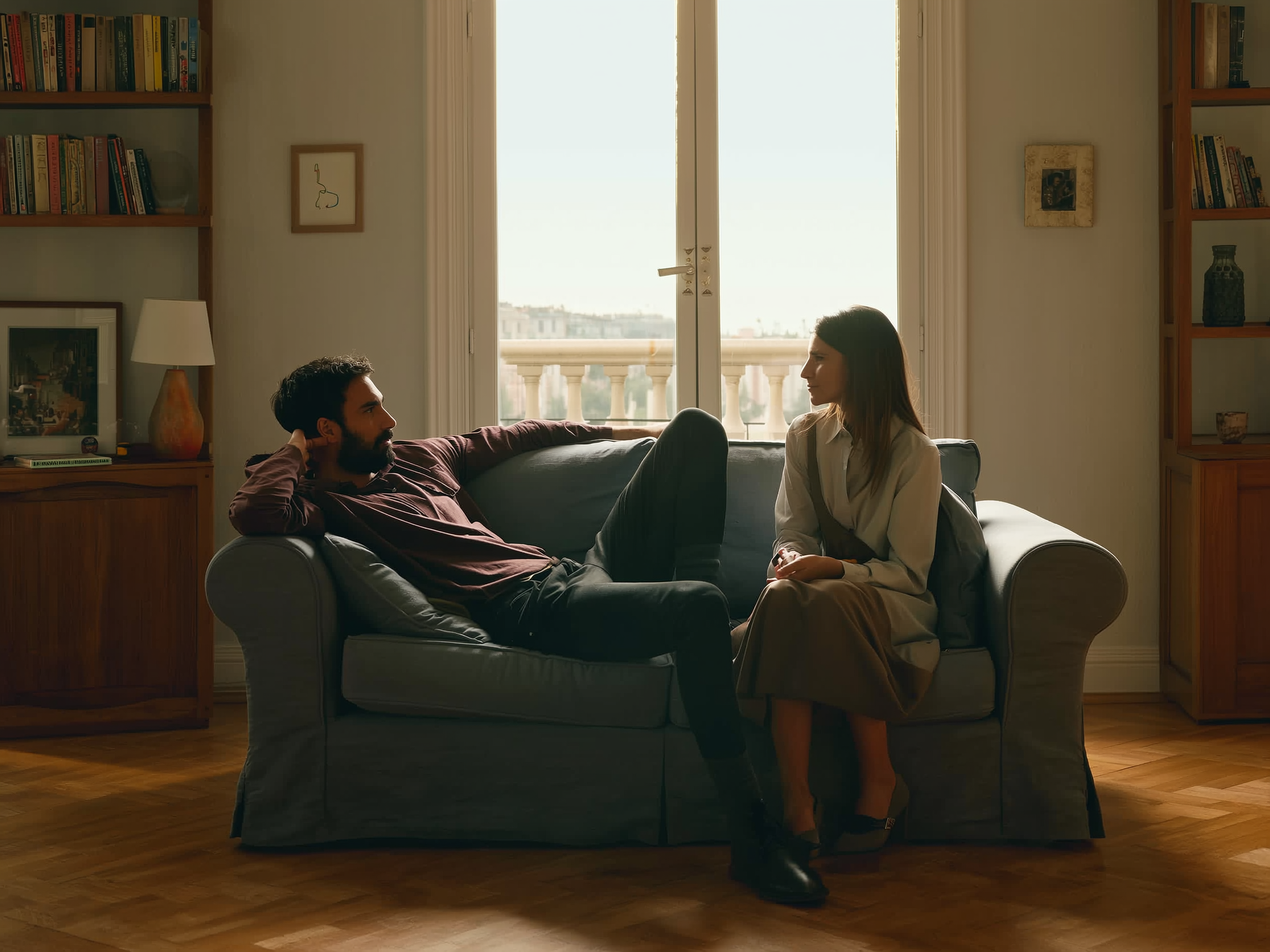 Pareja en conversación seria sobre límites en la relación