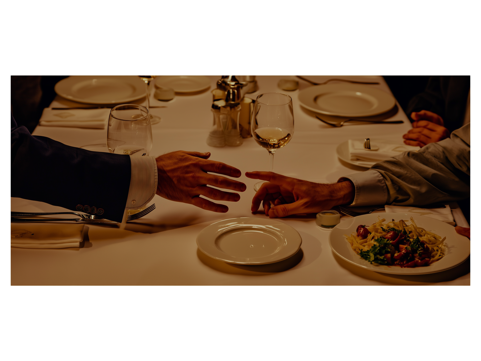 Manos que no se tocan sobre una mesa, simbolizando la desconexión emocional en pareja
