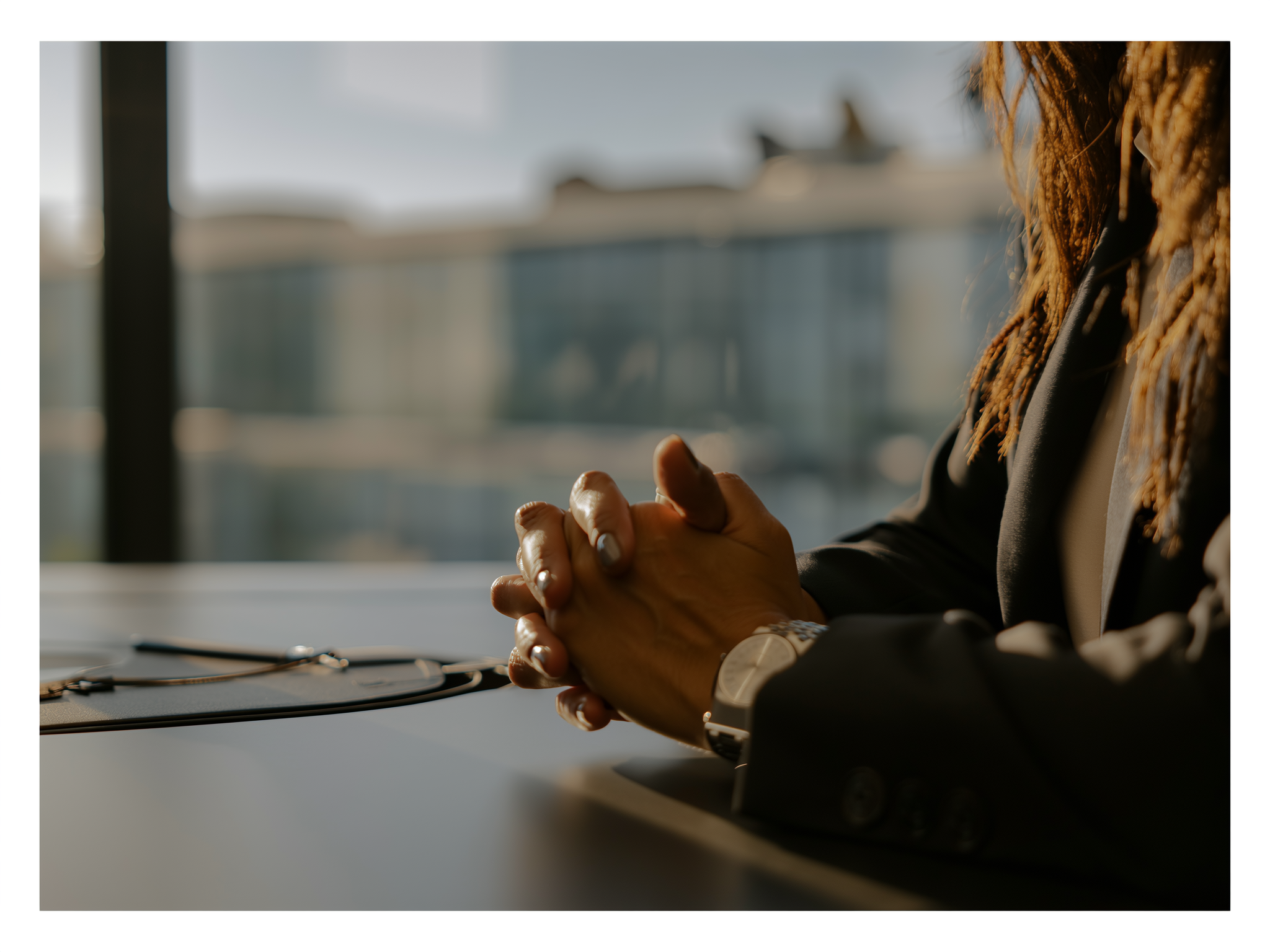 Manos de mujer profesional en mesa de oficina, ambiente corporativo tranquilo